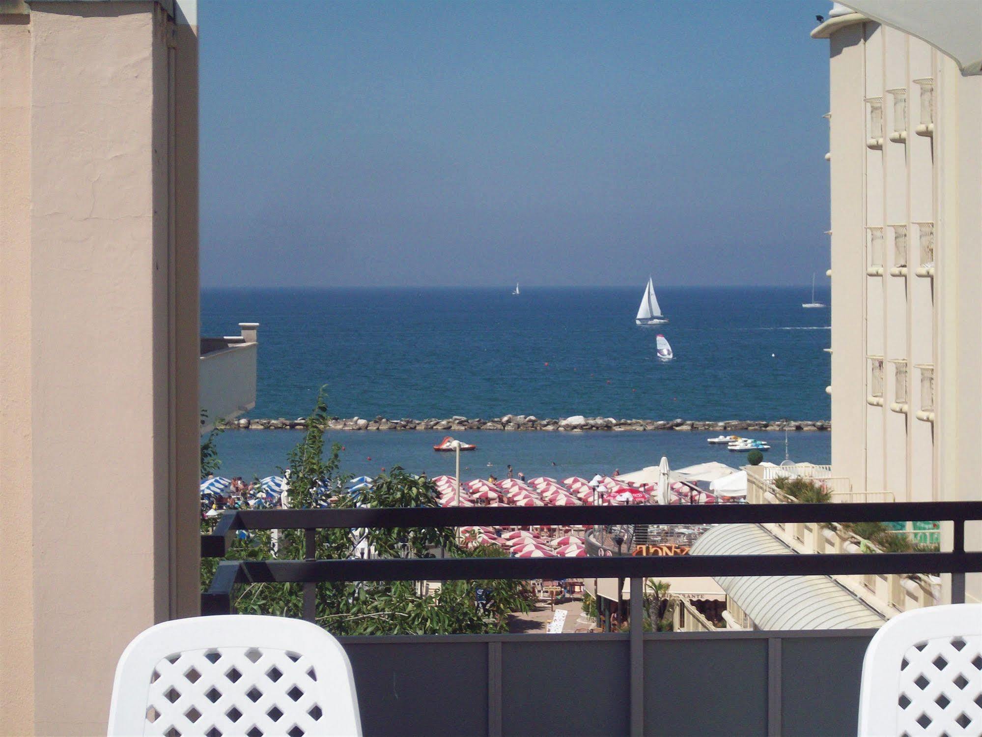 Hotel Des Bains Cattolica Exteriér fotografie